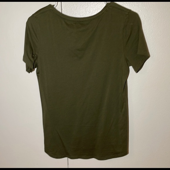 Old Navy women’s relaxed v-neck tee - Picture 2 of 3